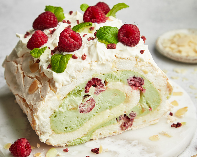 Photo d'une bûche de Noël pistache et framboises