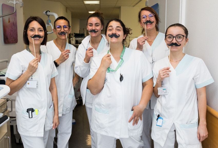 Photo d'équipe avec une moustache